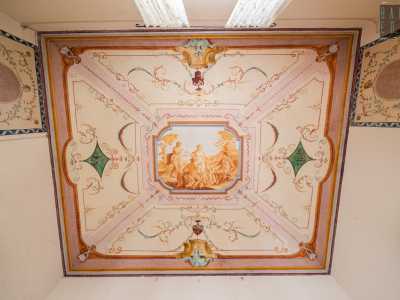 L�ultimo ambiente � quello maggiormente frequentato dai proprietari. Il soffitto esibisce una scena quotidiana campestre dai toni color ocra racchiusa in una cornice rosata con foglie ed edere. Fu realizzata sul finire dei 700 dall�artista Franco Carella